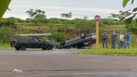 Pela manhã, carro capota após choque entre dois veículos, na altura do trevo do Jardim Bela Vista/Jardim dos Poetas (foto: Cedida).