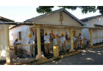 Reeducandos atuaram na execução as melhorias no Lar dos Velhos de Adamantina, realizadas com apoio do Poder Judiciário e da comunidade (Foto: Cedida).