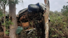 Homem morre após caminhonete capotar na rodovia e chocar-se contra árvore, em Dracena