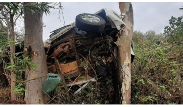 Homem morre após caminhonete capotar na rodovia e chocar-se contra árvore, em Dracena