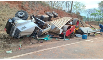 Caminhão com rolo compactador na carroceria tomba na SP-294 em Parapuã