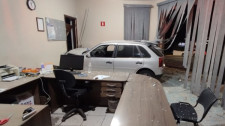 Carro invade empresa em Osvaldo Cruz