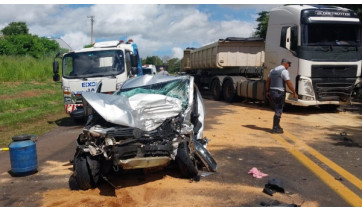 Colisão frontal entre carro e carreta mata condutor do automóvel na SP-294 