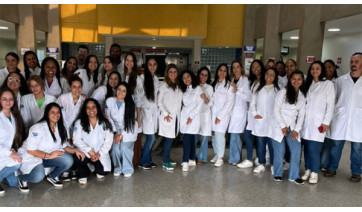 Estudantes do curso de enfermagem da FAI no Hospital em Bauru (Acervo Pessoal).