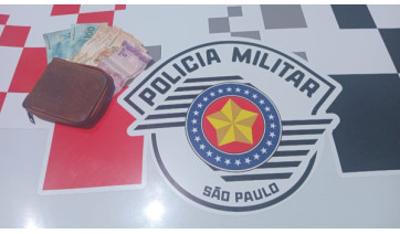 Carteira e dinheiro recuperados pelos policiais militares (Cedida/PM).