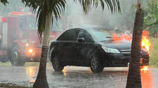 Carro da frota municipal de Adamantina pega fogo na via pública