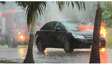 Carro da frota municipal de Adamantina pega fogo na via pública