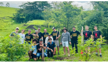 Lions Clube de Adamantina - Cidade Joia planta mais de 300 árvores nativas em propriedade rural