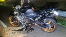 Motociclista de 29 anos morre após colisão em carreta em rodovia da região 