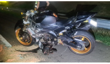 Motociclista de 29 anos morre após colisão em carreta em rodovia da região 