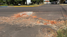 Moradores denunciam forte odor de esgoto na Vila Industrial em Adamantina; Sabesp fez manutenção