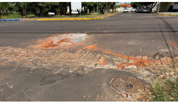 Moradores denunciam forte odor de esgoto na Vila Industrial em Adamantina; Sabesp fez manutenção