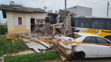 Ônibus do transporte coletivo invade casas em Presidente Prudente