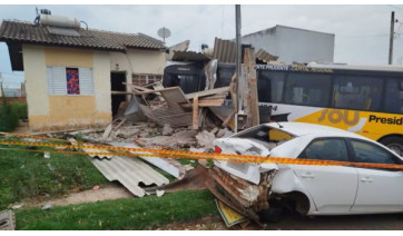 Ônibus do transporte coletivo invade casas em Presidente Prudente