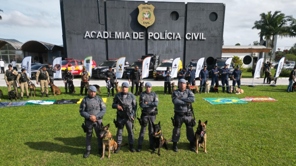 Equipe do canil do Baep de Presidente Prudente no concurso em Santa Catarina (Divulgacao/SSP-SP).