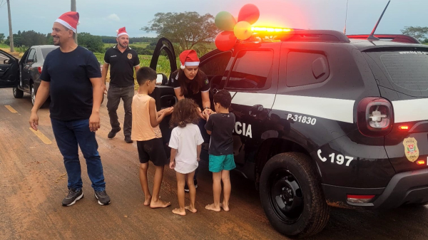 Entrega dos brinquedos em bairros da cidade (Cedida/PC).