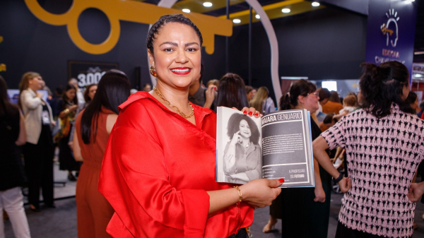 Maiara Genuario no lanaamento do livro na Bienal em SP (Imagem: Murilo Moser).