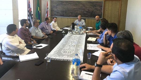 Representantes da Prefeitura, Câmara Municipal, UniFAI e Santa Casa participam de reunião sobre implantação de 10 novos leitos de UTI (Foto: Cláudia Puerta).