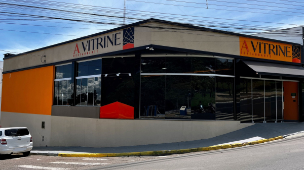 A Vitrine Restaurante fica em frente a Praca Euclydes Romanini (lagoa dos patos), em Adamantina (Foto: Siga Mais).