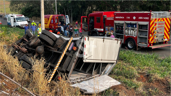 Caminh?o tombou na SP-294 em Adamantina (Siga Mais).