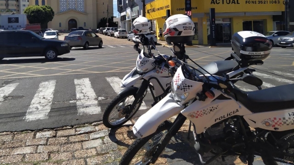 Policiais militares em motos realizavam o patrulhamento Rocam em Adamantina (Arquivo).