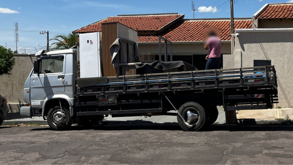 Caminhao transportou moveis e equipamentos que estavam no imovel (Siga Mais).