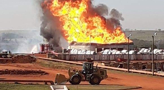 Incêndio atingiu tanque de armazenamento de etanol que armazenava mais de 11 milhões de litros de combustível (Imagens: Cedidas).