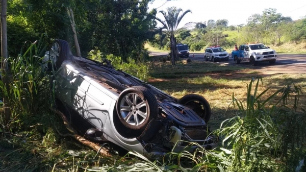 Veículo com cinco ocupantes capotou na SP-294, trecho entre Adamantina e Flórida Paulista (Cedida/PM Rodoviária).