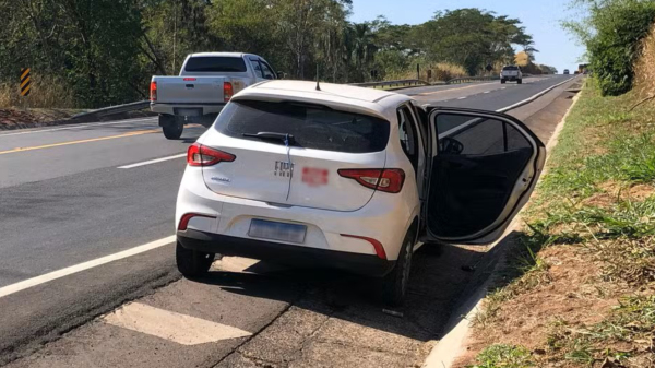 Carro foi abandonado na SP-294 (Foto: Renato Campanari/TV Fronteira).