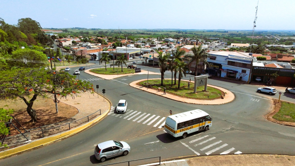 Canteiros e outras ?reas verdes podem ser adotados por empresas (Foto: Fabio Chaves/@adtdrone).