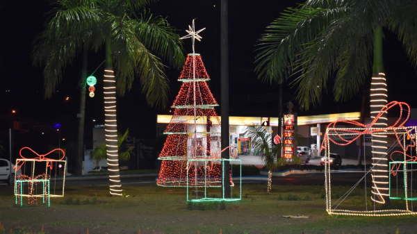 Decoracao de Natal em Adamantina, na rotatoria do Cristo (Cedida/PMA).