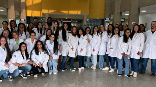 Estudantes do curso de enfermagem da FAI no Hospital em Bauru (Acervo Pessoal).