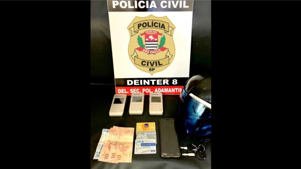 Máquinas de cartão, cartões, dinheiro, celular e uma moto foram apreendidas. Homem foi preso em flagrante (Divulgação/Polícia Civil).