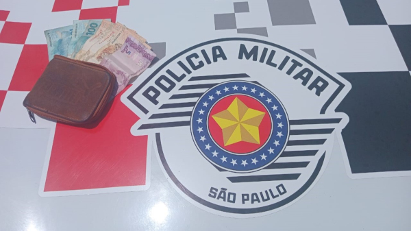 Carteira e dinheiro recuperados pelos policiais militares (Cedida/PM).