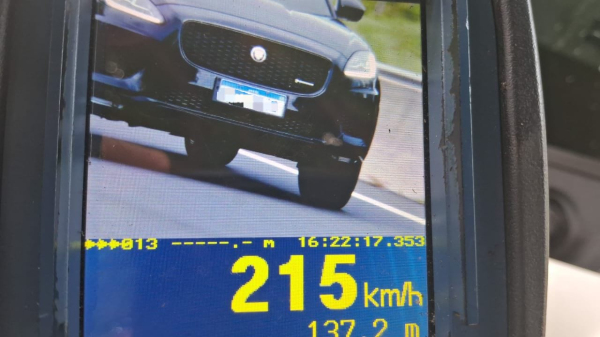 Jaguar flagrado em 215 km/h (Cedida/PM Rodoviaria).