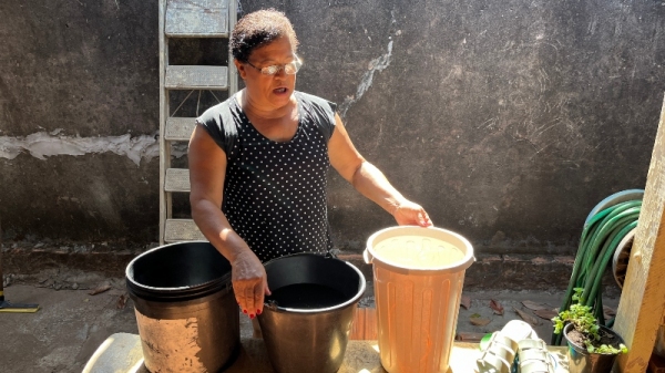 Sem água por 15 horas neste sábado (23), moradora foi buscar com baldes em poço artesiano da horta comunitária do Jardim Adamantina (Siga Mais).