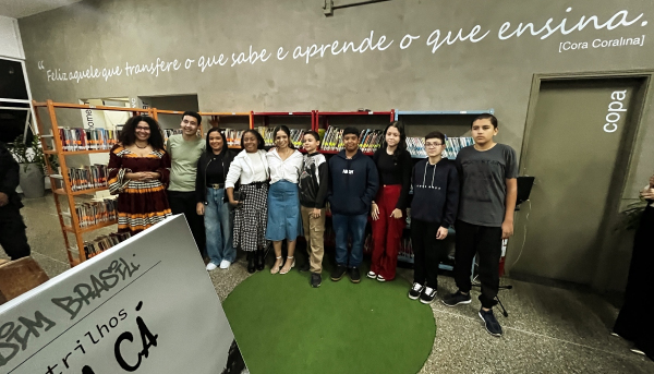 Estela e adolescentes participantes da oficina (Siga Mais).