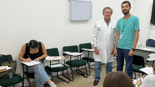 O coordenador do internato de medicina da FAI, Prof. Esp. Osmar de Oliveira Ramos (de jaleco), e o representante do Cremesp acompanharam as atividades de pre-cadastro dos formandos da T5 no orgao de classe (Foto: Franciele Valeze).