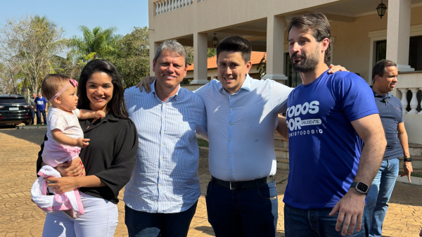 Naiara, a pequena Maria Rita, Tarcisio, Alcio e Piai (Da Assessoria).