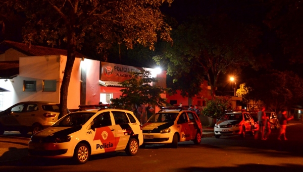 Quatro pessoas foram presas pela Polícia Militar e levadas ao Plantão da Polícia Civil (Foto: Acácio Rocha).