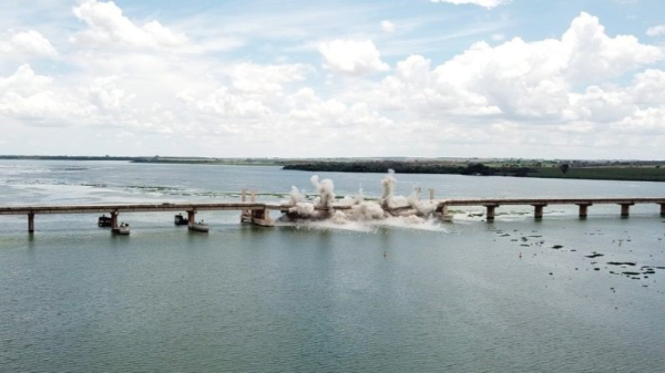 Momento da implosao de trecho da ponte em Barbosa (Semil).