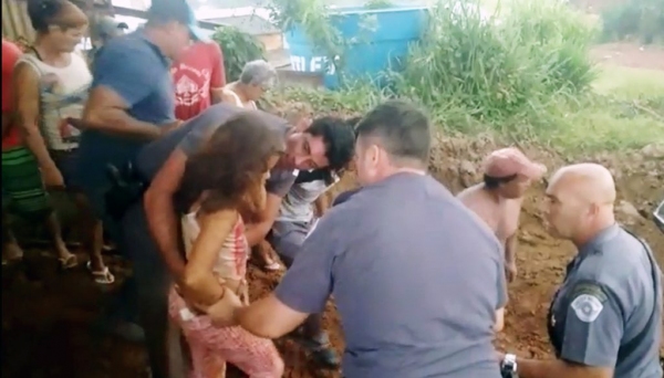 Momento em que menina foi resgatada pelos policiais (Fotos: Reprodução).