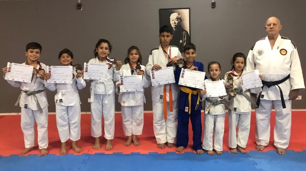 Parte do grupo que competiu e conquistou as 11 medalhas, com Sensei Cazu (Cedida).