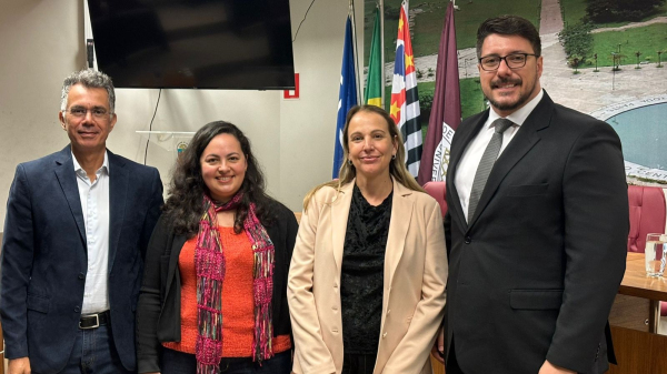 Rafael com sua banca: Prof. Dr. Rogerio Nogueira de Oliveira, Profa. Dra. Camila Cristina Bortolozzo, ambos da USP, e a Profa. Dra. Fernanda Stefani Butarelo, do Centro Universitario de Adamantina (Cedida).