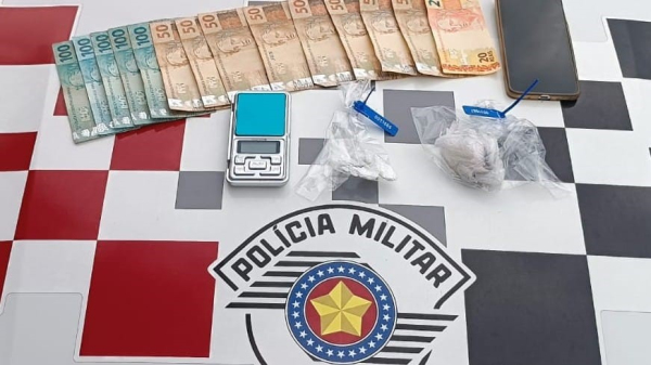 Droga e demais materiais apreendidos pelos policiais (Cedida/PM).