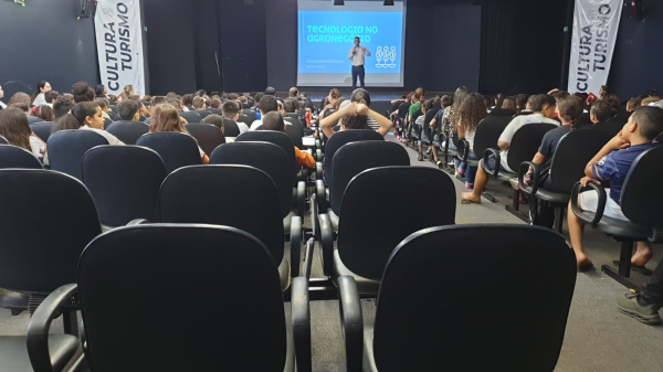 Pedro Henrique na conversa com os estudantes da Emef Teruyo Kikuta (Cedida).