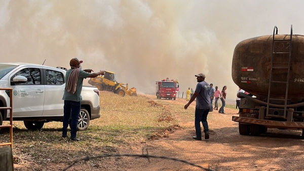 Equipes trabalham em uma propriedade rural atingida pelas chamas (Cedida: Isabela Faccioli).