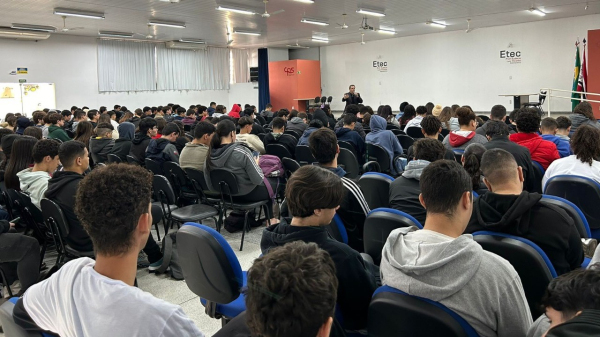 Delegado Ricardo Dourado realiza palestra na Etec em Adamantina (Cedida).