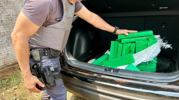 Droga encontrada no veiculo (Cedida/PM Rodoviaria).