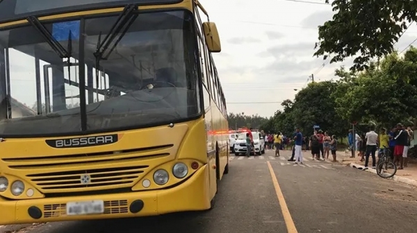 Veículo da frota municipal no local do atropelamento (Foto: Rafael Massarotte/Folha Regional Pacaembu).